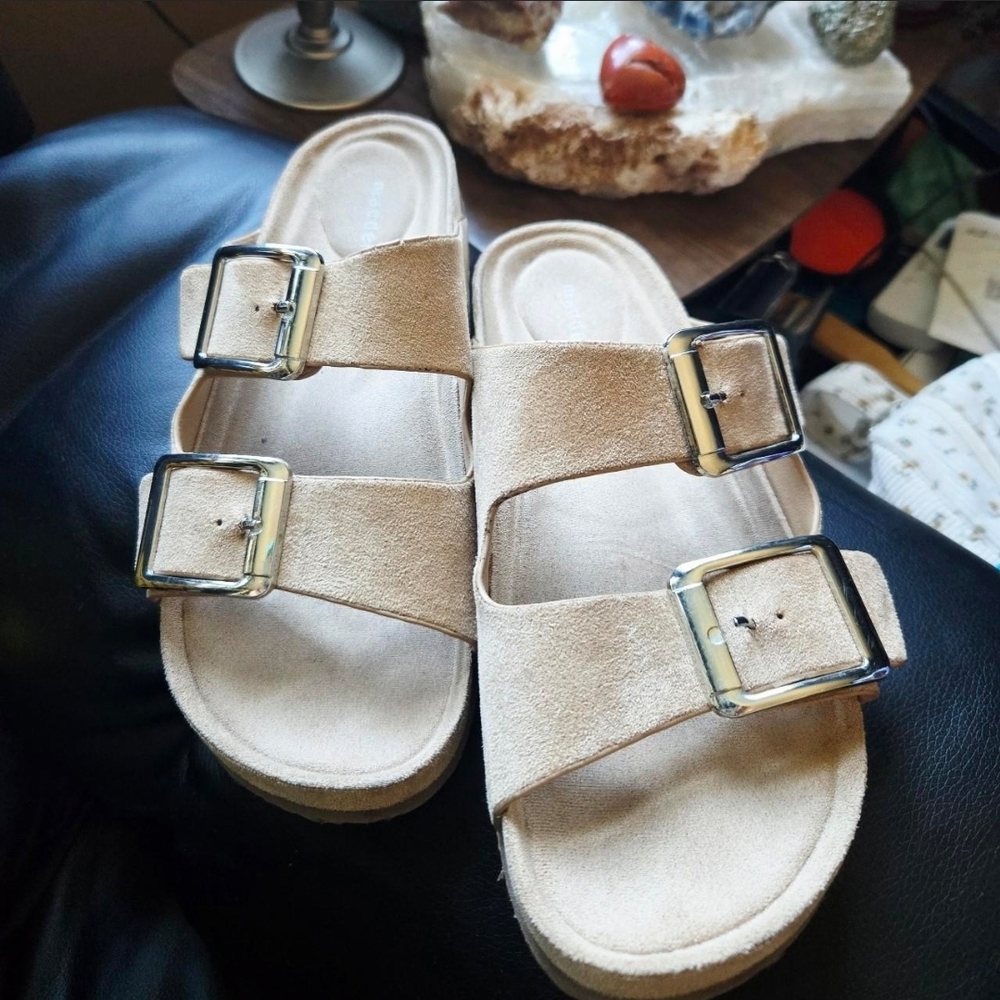 🌾 Madden Girl Bodie 2-Strap Buckled Footbed Sandals 🌾